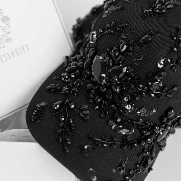 Кепка с массивной вышивкой 