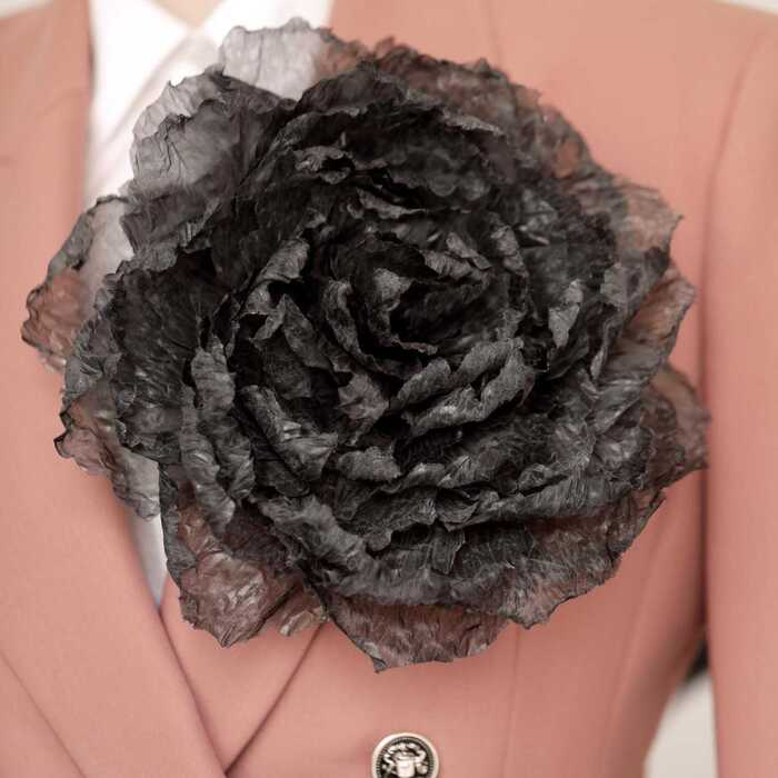 Большой цветок в черном цвете