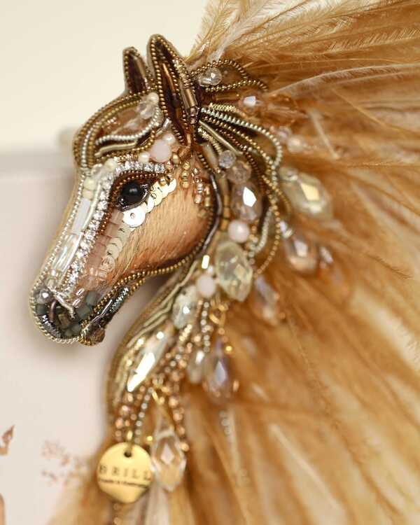 Лошадка Искра с гривой