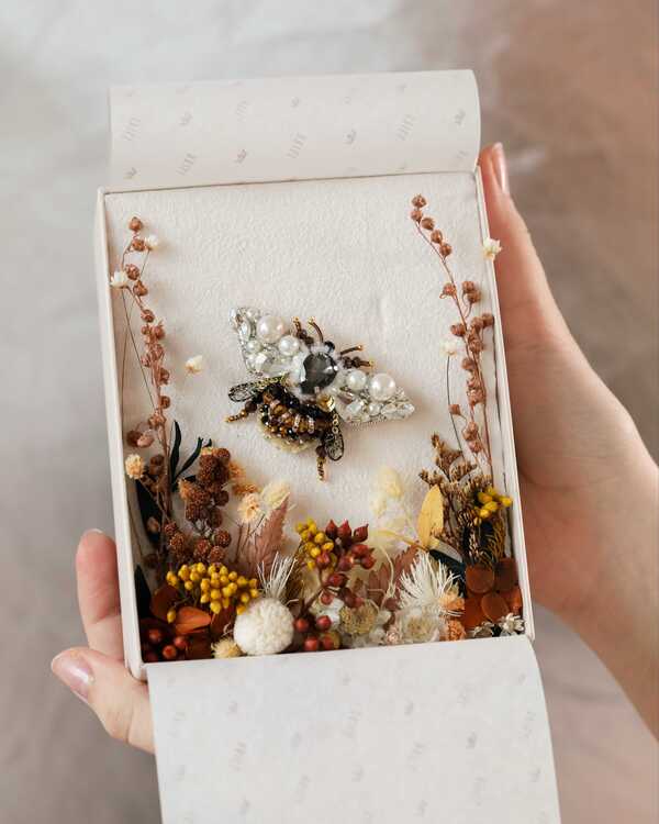 Подарочная коробка с флористическим оформлением