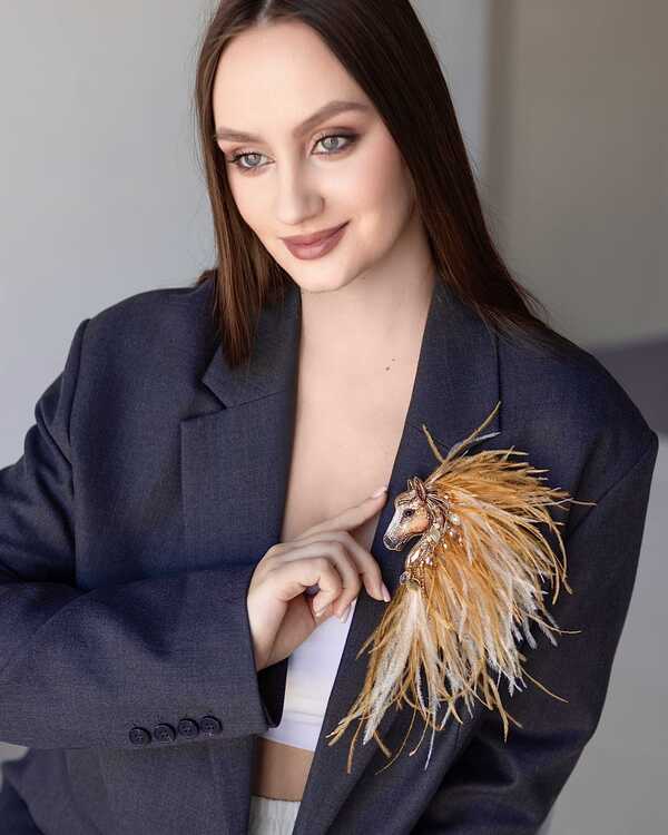 Лошадка Искра с гривой