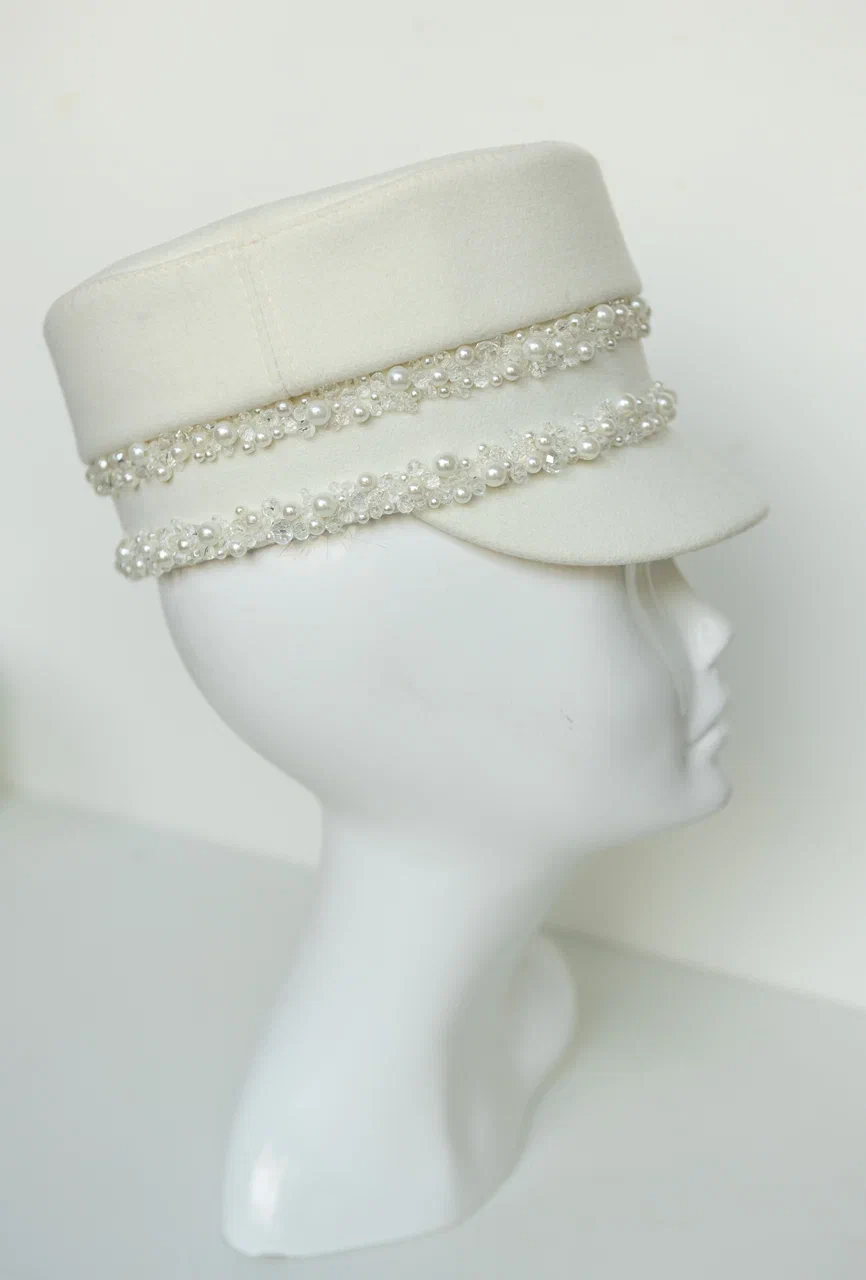 Картуз белый с жемчугом