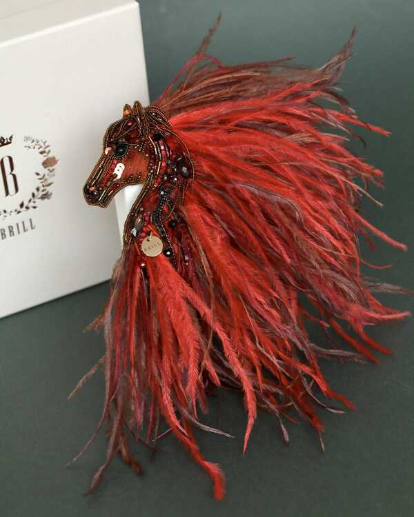 Лошадка Искра с гривой