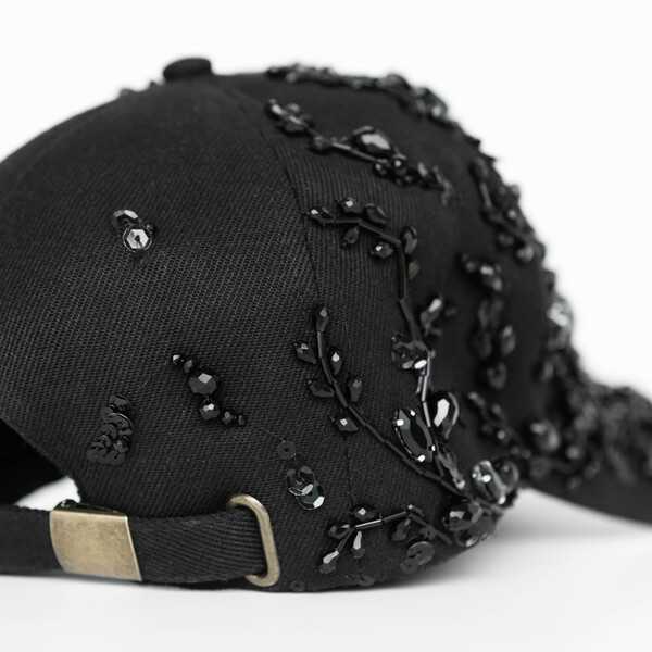 Кепка с массивной вышивкой 