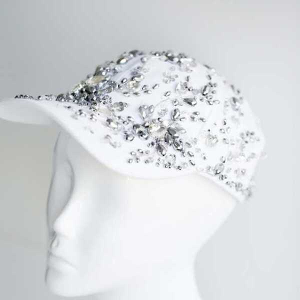 Кепка с массивной вышивкой 