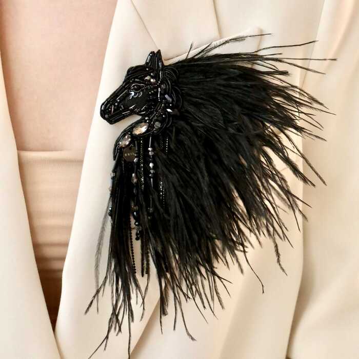 Лошадка Искра с гривой