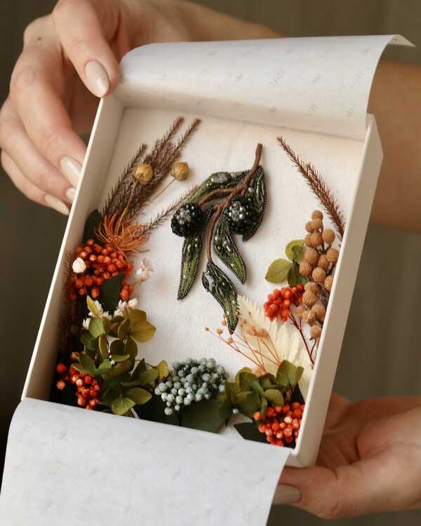 Подарочная коробка с флористическим оформлением