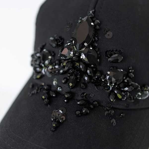 Кепка с симметричной вышивкой