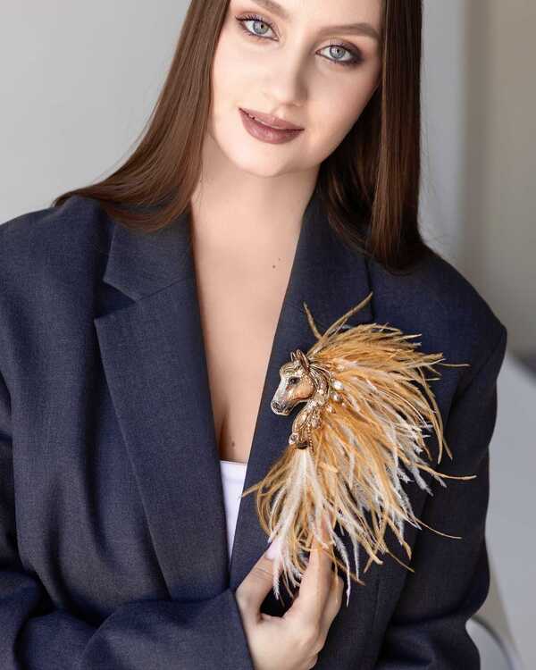 Лошадка Искра с гривой