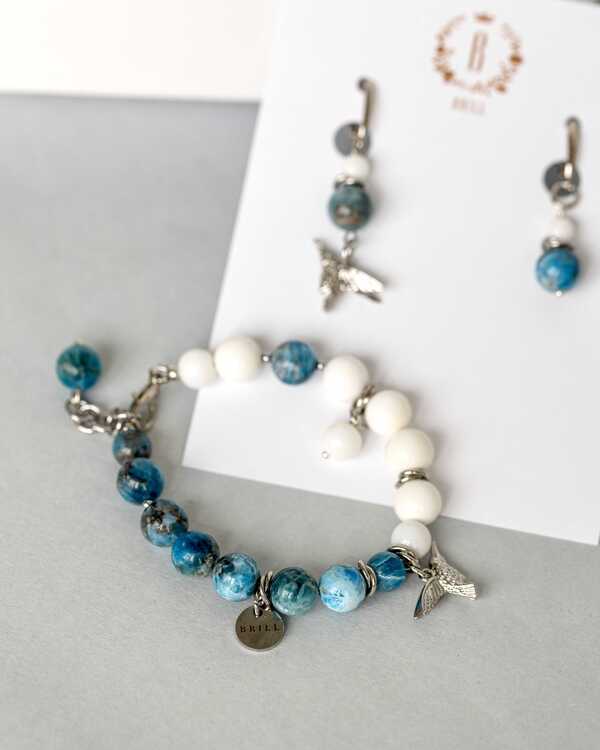 Колибри в синем апатите