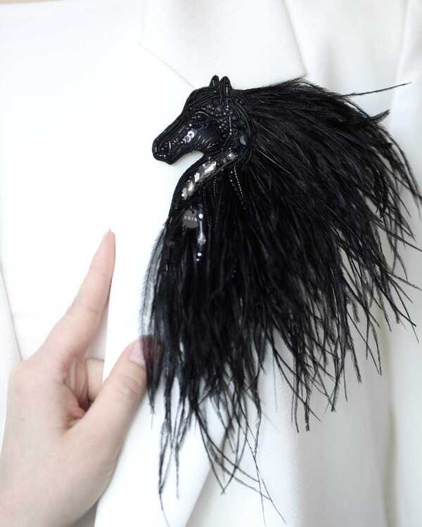 Лошадка Искра с гривой