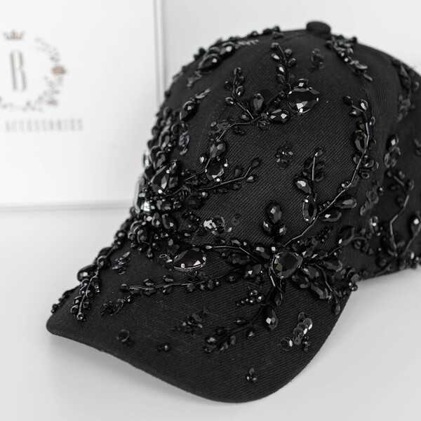 Кепка с массивной вышивкой 