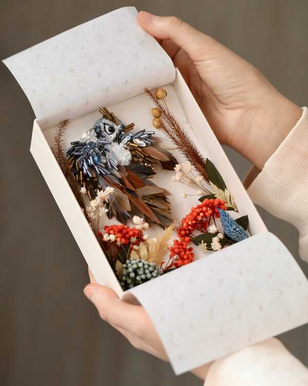 Подарочная коробка с флористическим оформлением