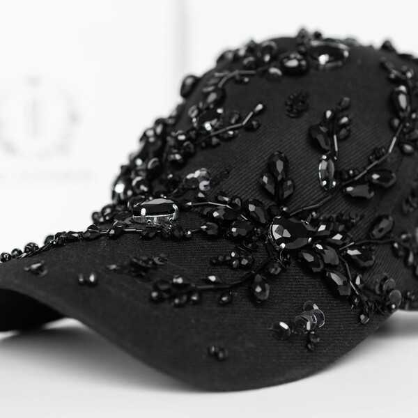 Кепка с массивной вышивкой 