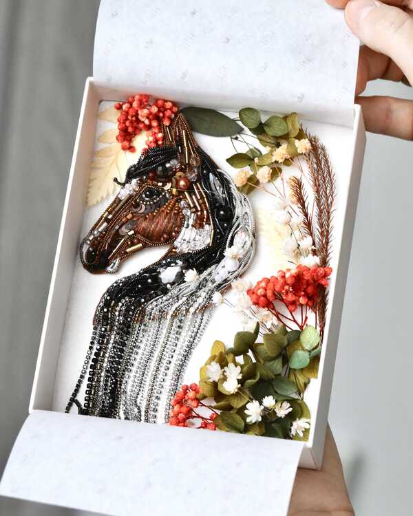 Подарочная коробка с флористическим оформлением