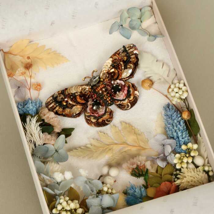 Подарочная коробка с флористическим оформлением