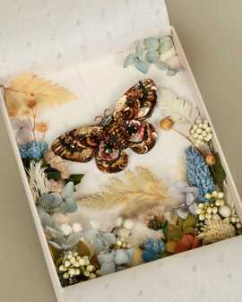 Подарочная коробка с флористическим оформлением