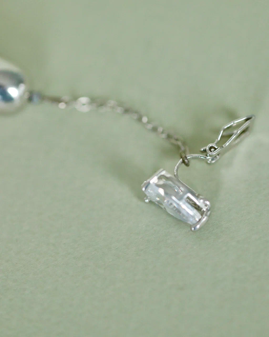 Лилит на цепочках