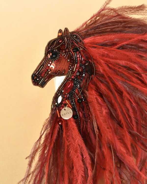 Лошадка Искра с гривой