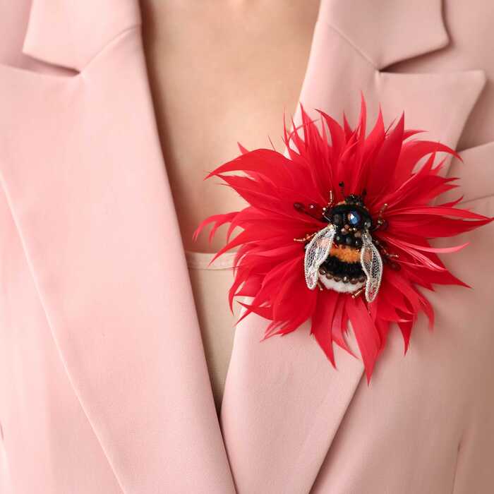 Цветок с пчелой