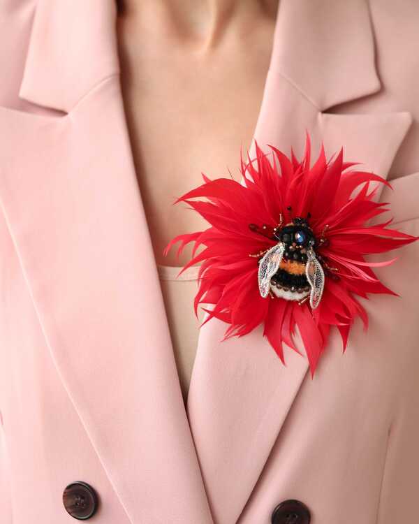 Цветок с пчелой