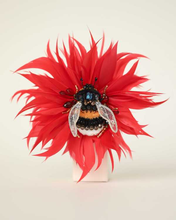 Цветок с пчелой