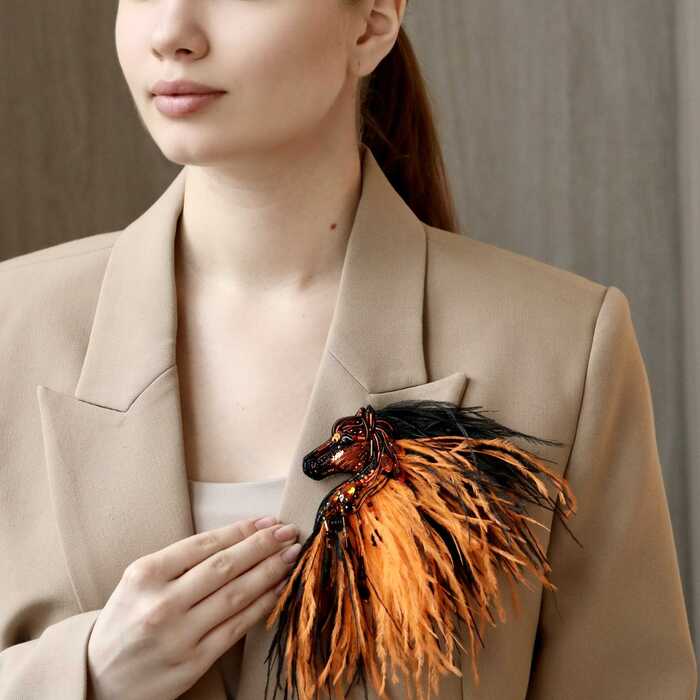 Лошадка Искра с гривой