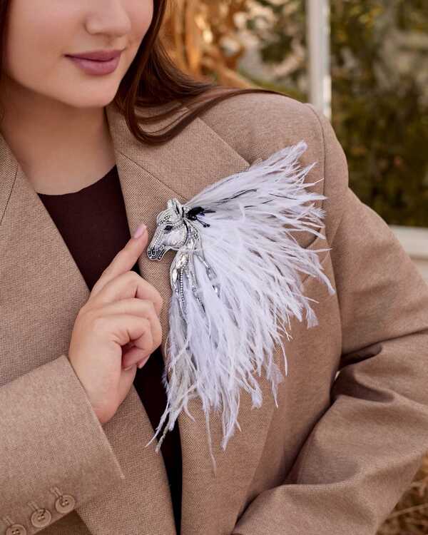 Лошадка Искра с гривой