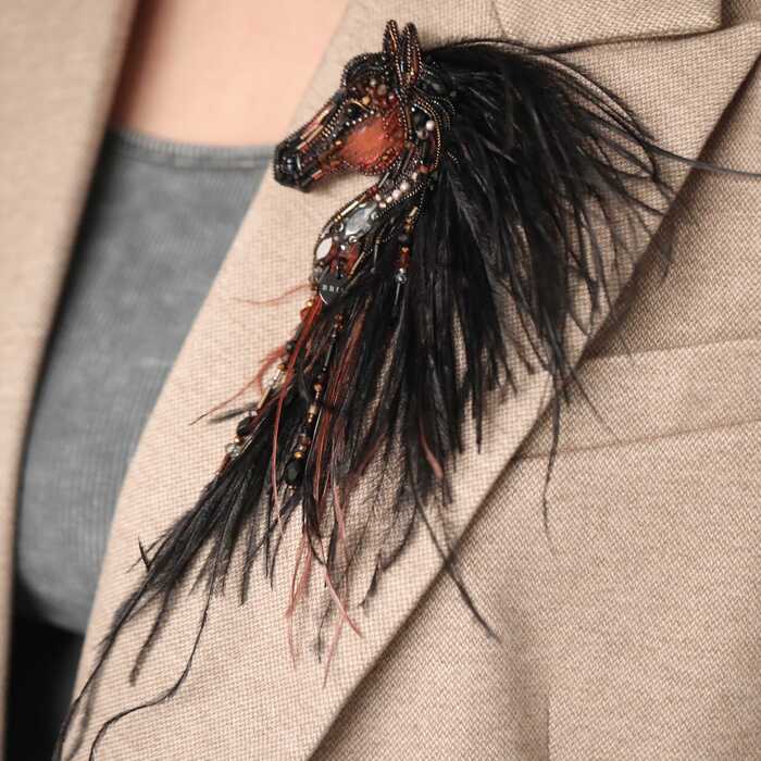 Лошадка Искра с гривой