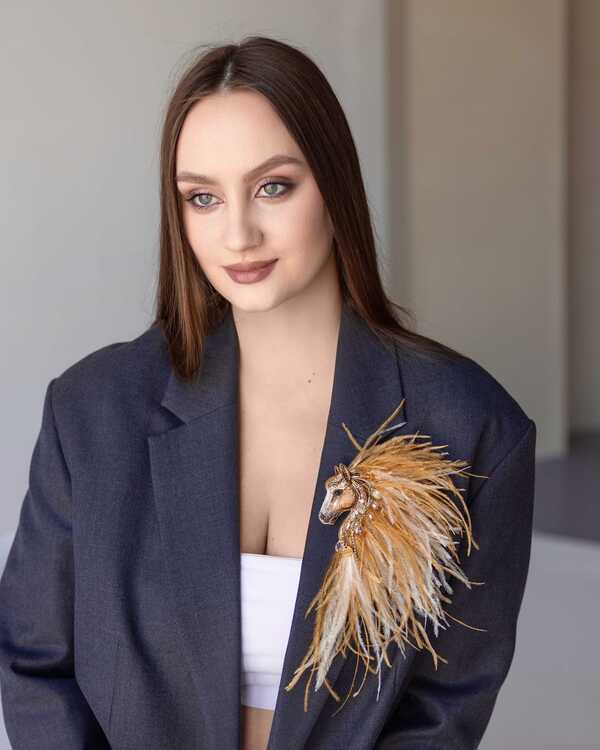 Лошадка Искра с гривой