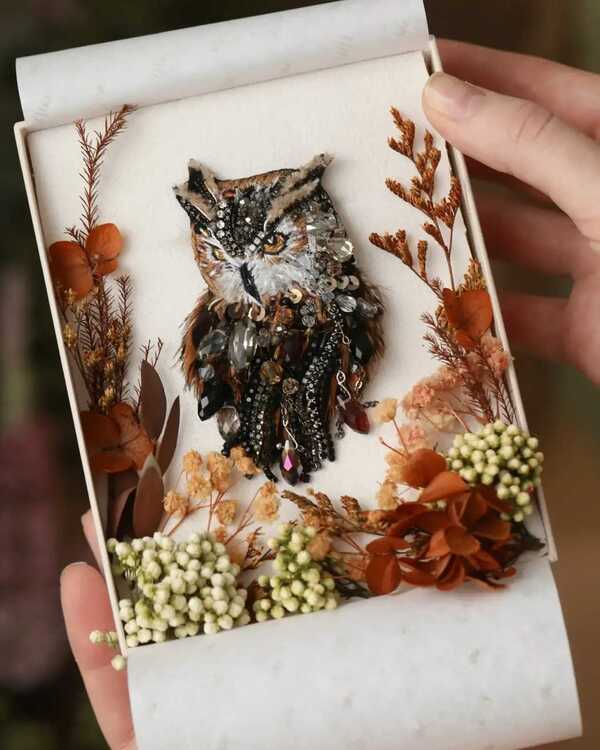 Подарочная коробка с флористическим оформлением