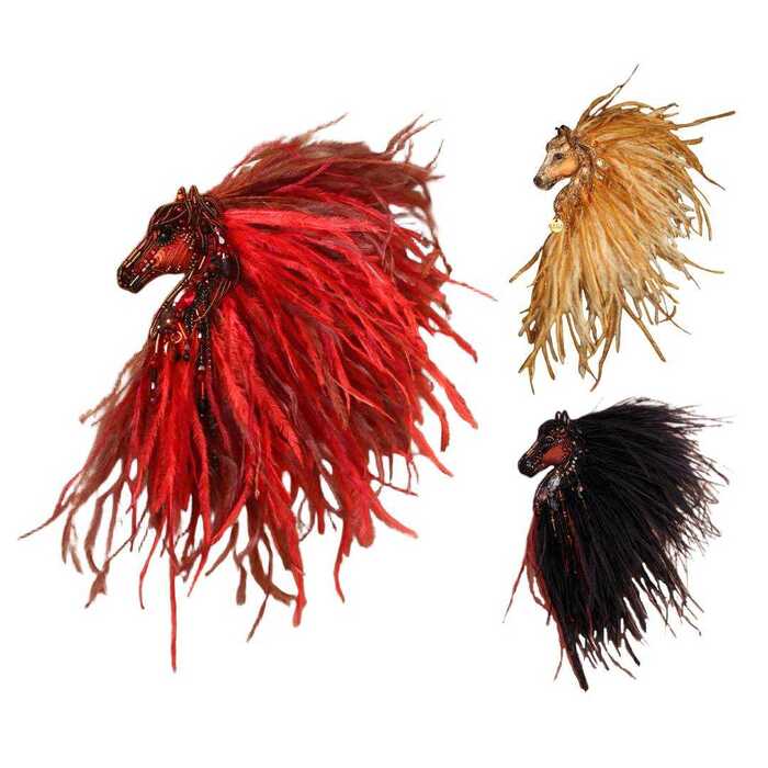 Лошадка Искра с гривой