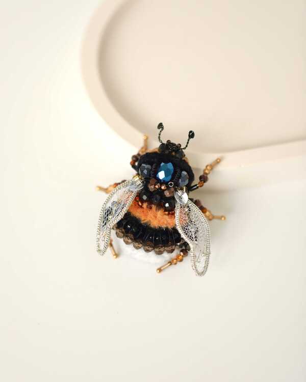 Цветок с пчелой