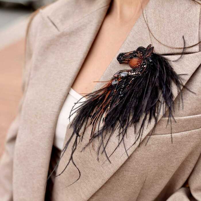 Лошадка Искра с гривой