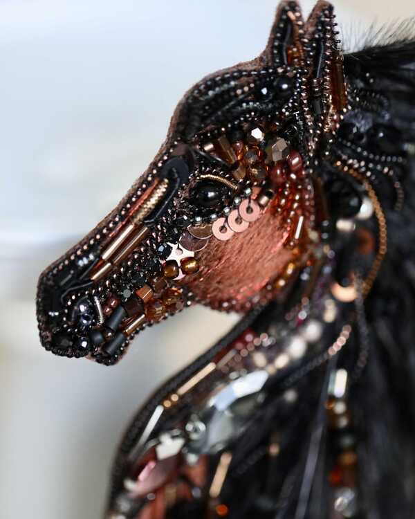 Лошадка Искра с гривой