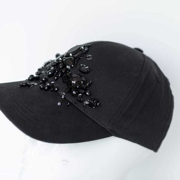 Кепка с симметричной вышивкой