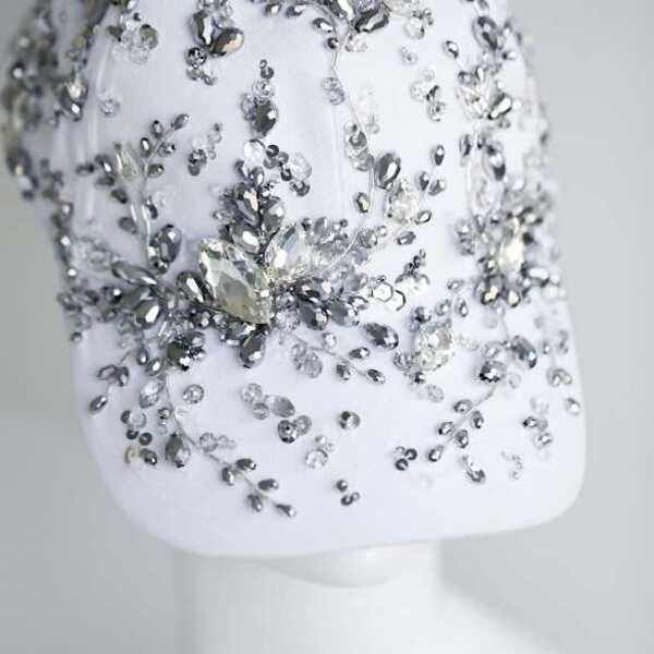 Кепка с массивной вышивкой 