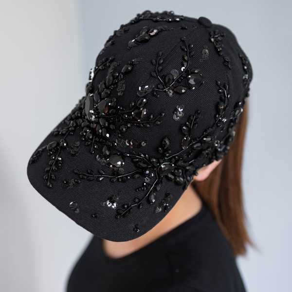 Кепка с массивной вышивкой 