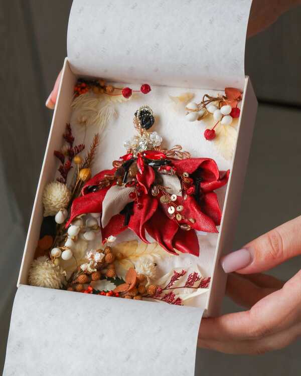 Подарочная коробка с флористическим оформлением