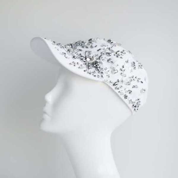 Кепка с массивной вышивкой 