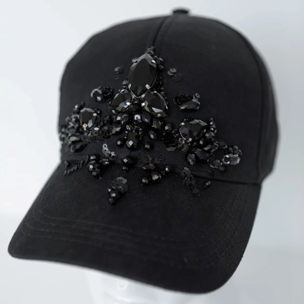 Кепка с симметричной вышивкой