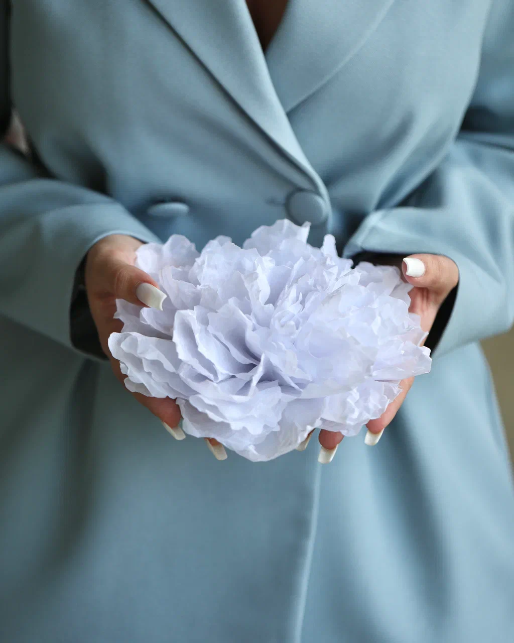 Большой цветок в белом цвете