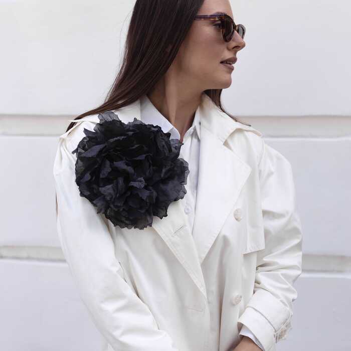 Большой цветок в черном цвете