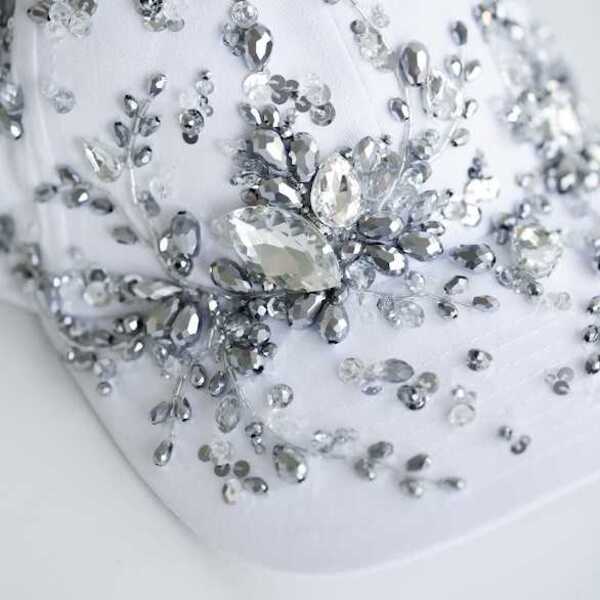 Кепка с массивной вышивкой 