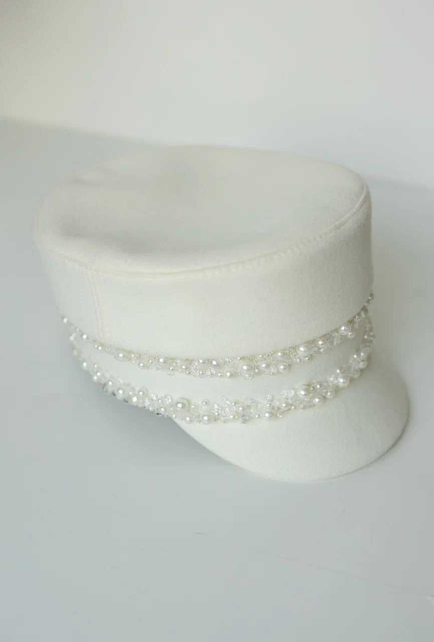 Картуз белый с жемчугом