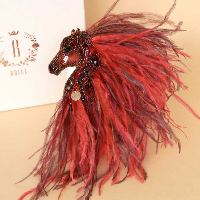 Лошадка Искра с гривой