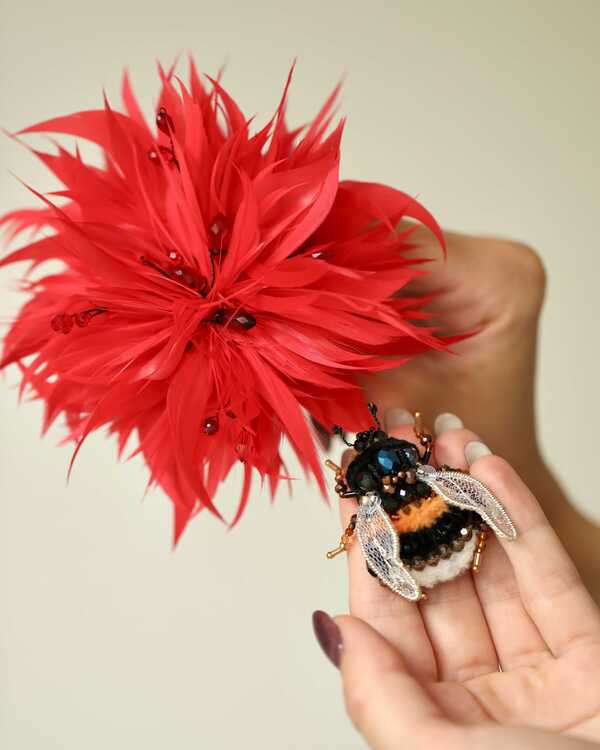 Цветок с пчелой