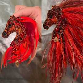 Лошадка красная