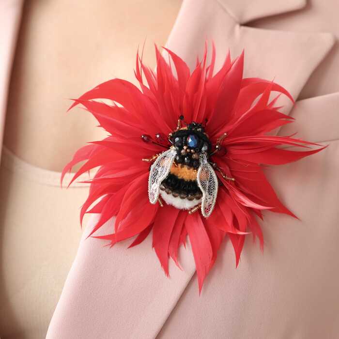 Цветок с пчелой