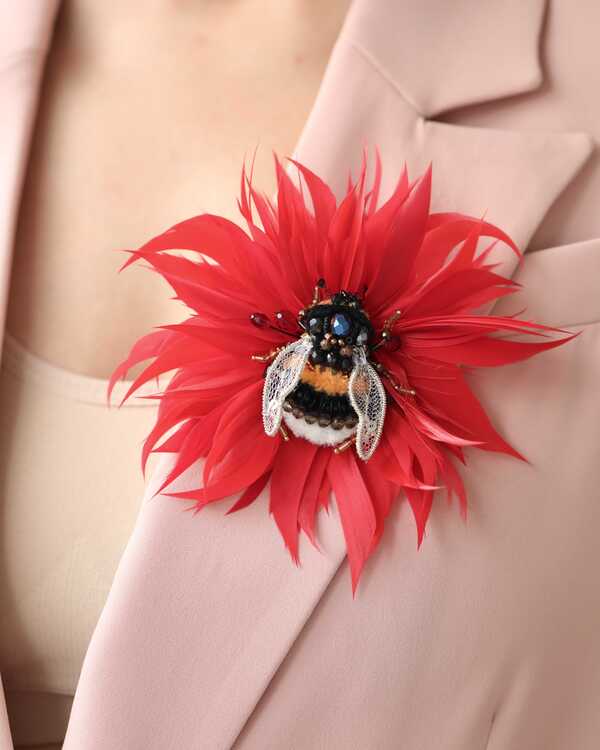 Цветок с пчелой